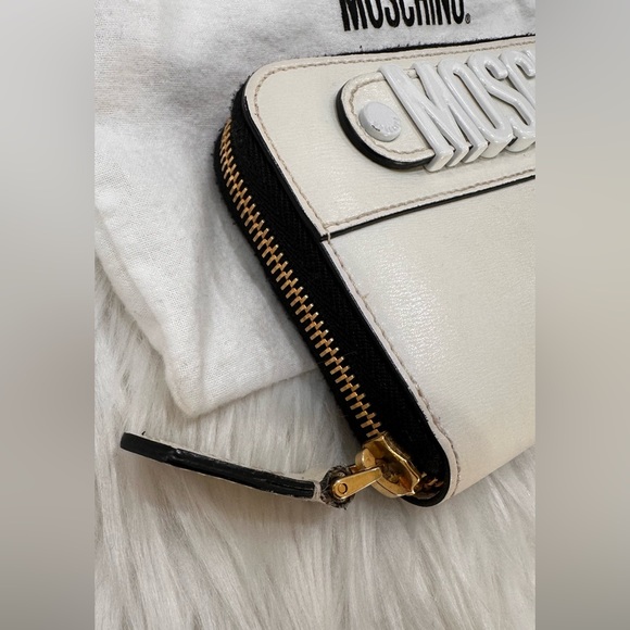 Authentic MOSCHINO WALLET - Picture 7 of 8